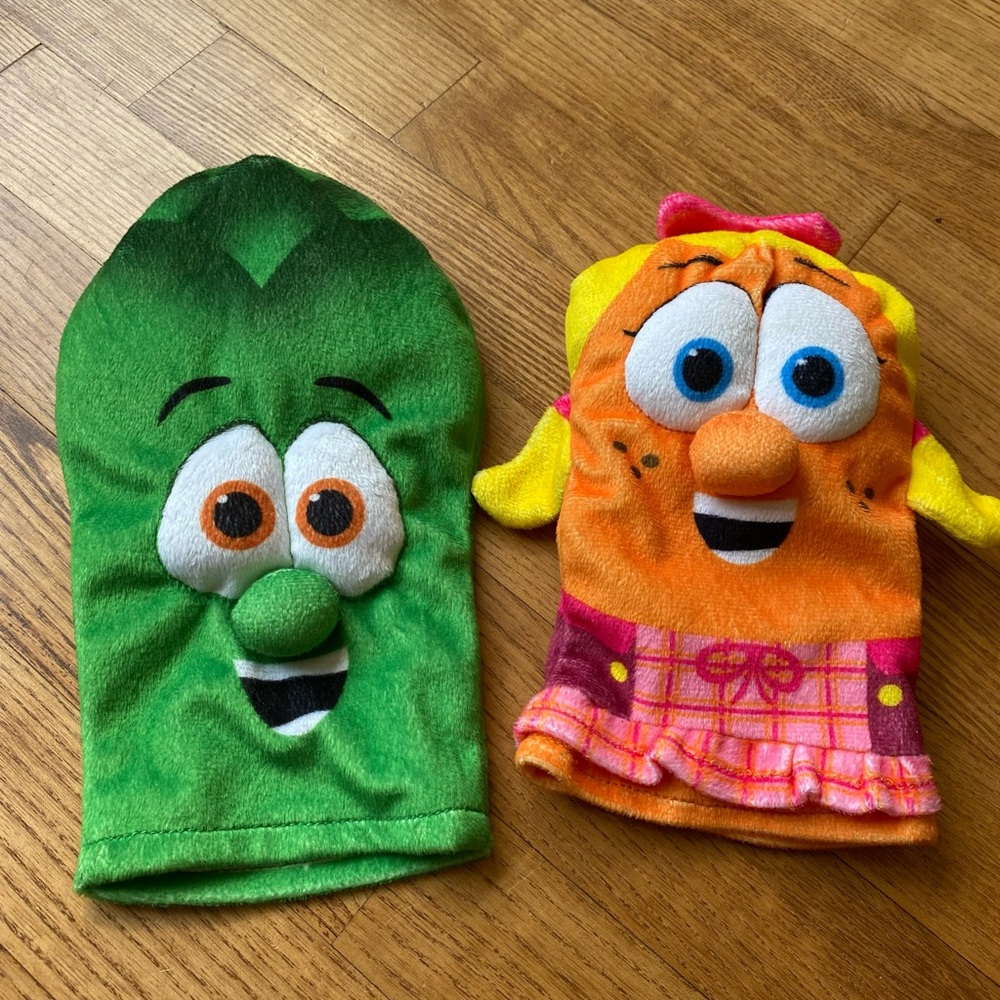 Vintage Veggietales Larry the cucumber & Laura the carrot Hand Puppets set